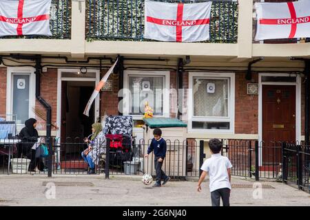 London, Großbritannien. Juli 2021. Kinder spielen auf dem Kirby-Anwesen in Bermondsey im Südosten Londons. Vor dem Halbfinalspiel gegen Dänemark wurde eine Wohnsiedlung mit englischen Flaggen bedeckt. Quelle: Thabo Jaiyesimi/SOPA Images/ZUMA Wire/Alamy Live News