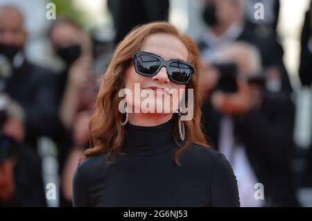 Cannes, Frankreich. Juli 2021. Isabelle Huppert nimmt an der Vorführung des Films „Tout s'est bien passé“ während der 74. Jährlichen Filmfestspiele von Cannes im Palais des Festivals Teil. Quelle: Stefanie Rex/dpa-Zentralbild/dpa/Alamy Live News Stockfoto