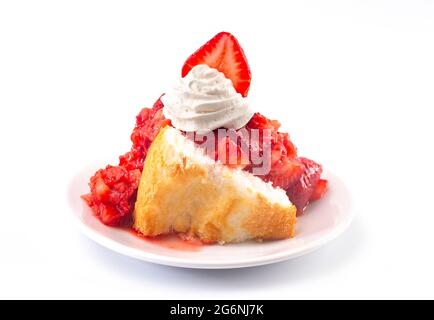 Erdbeerkuchen mit Angel Food Cake und Erdbeersoße Stockfoto