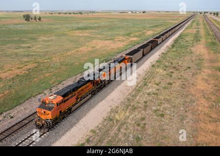 Roggen, Colorado - EIN Burlington Northern Santa Fe Güterzug, der Kohle östlich von Denver transportiert. Stockfoto