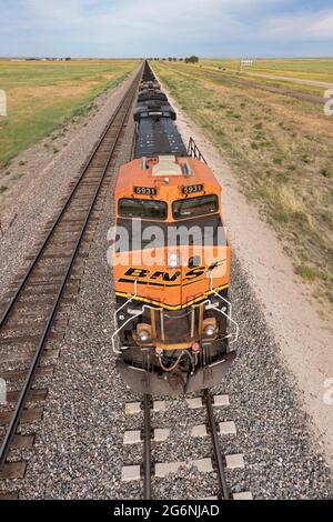 Roggen, Colorado - EIN Burlington Northern Santa Fe Güterzug, der Kohle östlich von Denver transportiert. Stockfoto