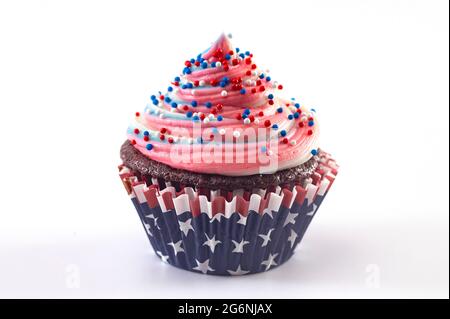 Cupcakes mit amerikanischem Thema und Streuseln auf weißem Hintergrund Stockfoto