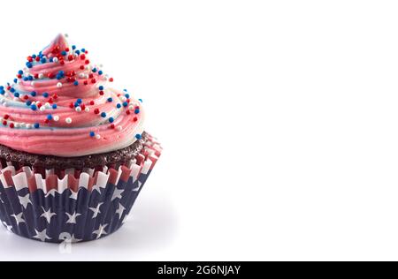 Cupcakes mit amerikanischem Thema und Streuseln auf weißem Hintergrund Stockfoto