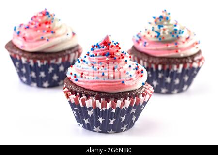 Cupcakes mit amerikanischem Thema und Streuseln auf weißem Hintergrund Stockfoto