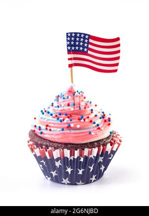 Cupcakes im amerikanischen Stil mit Streuseln und Dekorationen auf weißem Hintergrund Stockfoto