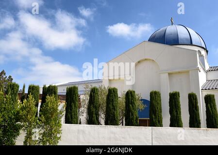 LONG BEACH, KALIFORNIEN - 5. JULI 2021: Die Himmelfahrt der griechisch-orthodoxen Kirche der Seligen Jungfrau Maria. Stockfoto