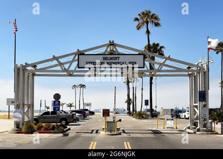 LONG BEACH, KALIFORNIEN - 5. JULI 2021: Parkplatzeingang am Belmont Veterans Memorial Pier. Stockfoto