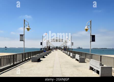 LONG BEACH, KALIFORNIEN - 5. JULI 2021: Der Belmont Veterans Memorial Pier. Stockfoto