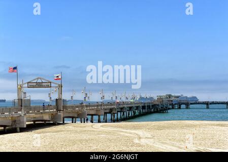 LONG BEACH, KALIFORNIEN - 5. JULI 2021: Der Belmont Veterans Memorial Pier vom Shoreline Way aus gesehen. Stockfoto