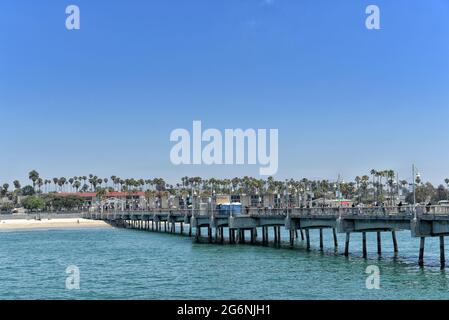 LONG BEACH, KALIFORNIEN - 5. JULI 2021: Der Belmont Vetrans Memorial Pier mit Blick auf die Küste. Stockfoto