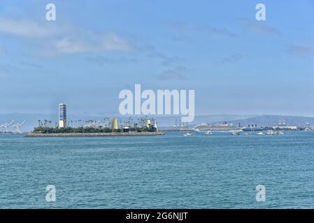 LONG BEACH, KALIFORNIEN - 5. JULI 2021: Island White erscheint vom Belmont Veterans Memorial Pier aus, mit dem Queen Mary und dem Crusie Ship im Hintergrund Stockfoto