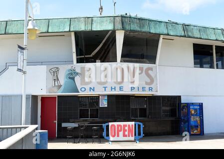 LONG BEACH, KALIFORNIEN - 5. JULI 2021: Booys Restaurant am Belmont Veterans Memorial Pier. Stockfoto