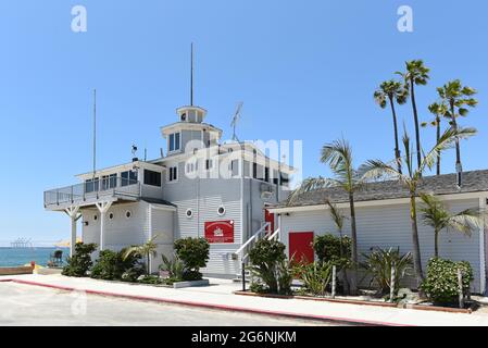 LONG BEACH, KALIFORNIEN - 5. JULI 2021: Die Dutch Miller Historical Lifeguard Station, Heimat des Long Beach Lifeguard Headquarters. Stockfoto