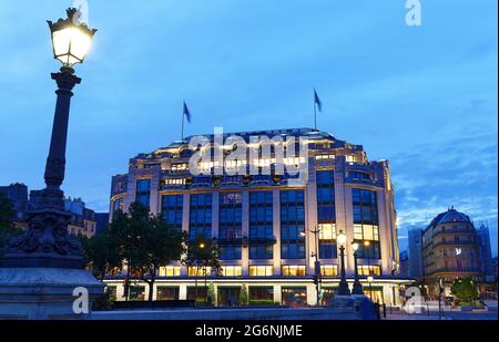 Samaritaine ist ein großes Kaufhaus in Paris, Frankreich, das sich im ersten Arrondissement befindet. Eingebettet zwischen der seine und der Rue de Rivoli Stockfoto