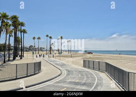 LONG BEACH, KALIFORNIEN - 5. JULI 2021: Shoreline Way, wenn es sich um den Belmont Veterans Memorial Pier schlängelt. Stockfoto