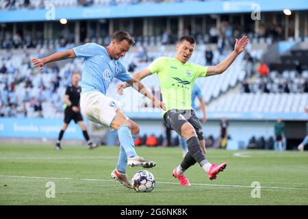 Eric Larsson von Malmo und Ritvars Rugins von Riga kämpfen während des UEFA Champions League-Qualifikationsspiel erste Runde, 1. Etappe, zwischen Malmo FF und dem Riga FC im Malmö New Stadium, Malmo, Schweden, 7. Juli 2021 um den Ball.Foto: Andreas Hillergren / TT kod: 10600 Stockfoto