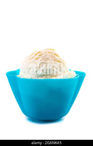 Kugel Vanilleeis in einer blauen Plastikschüssel Stockfoto