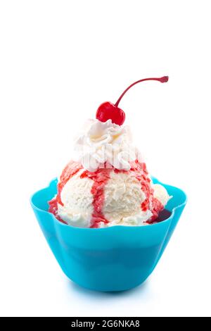 Vanilla Ice Cream Sundae mit Erdbeersauce Schlagsahne und einer Kirsche auf der Oberseite Stockfoto