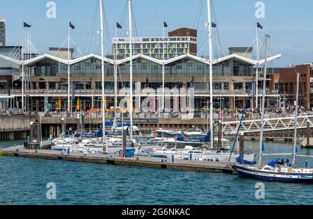 Yachten und Boote in der Marina am Gun Wharf Kays Einkaufszentrum am Wasser t in Portsmouth historischen Werft, großbritannien Stockfoto