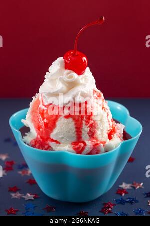 Vanilla Ice Cream Sundae mit Erdbeersauce Schlagsahne und einer Kirsche auf der Oberseite Stockfoto