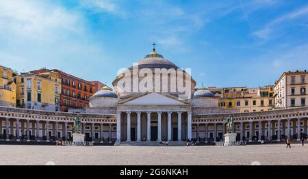 Ein Bild der Kirche San Francesco di Paola und der Piazza del Plebiscito. Stockfoto