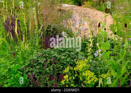 Der Legacy Garden von Cancer Research UK beim Hampton Court Palace Garden Festival 2021 Stockfoto