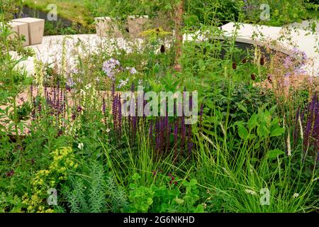 Der Legacy Garden von Cancer Research UK beim Hampton Court Palace Garden Festival 2021 Stockfoto