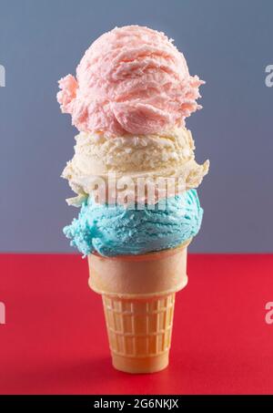Rote weiße und blaue Kugeln Eiscreme auf einem Kegel Stockfoto