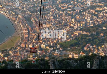 Ein Bild der Stadt Castellammare di Stabia aus der Seilbahn. Stockfoto