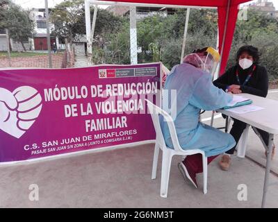 7. Juli 2021, LIMA, PERU: (INT) Gesundheitskampagne der lokalen Regierung im Süden von Lima, Peru. 7. Juli 2021, Lima, Peru: Das Management von Frauen und sozialer Entwicklung organisierte eine Gesundheitskampagne, die sich an Kinder, ältere Erwachsene und Frauen im Distrikt San Juan de Miraflores im Süden von Lima richtete. Diese Kampagne bot kostenlose Gesundheitsdienste für alle eingeladenen Bewohner. Es beinhaltete Aufmerksamkeit für die Allgemeinmedizin, Ernährung, Augenheilkunde und kostenlose Rechtsberatung, zusätzlich wurden sportliche Aktivitäten durchgeführt, bei denen die Anwesenheit der öffentlichen Beamten, die für Dr. Draucin verantwortlich sind, durchgeführt wurde Stockfoto