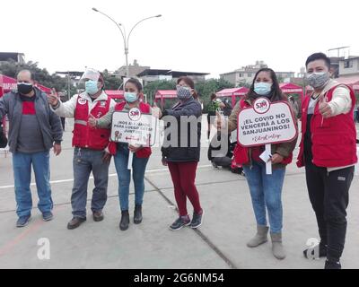 7. Juli 2021, LIMA, PERU: (INT) Gesundheitskampagne der lokalen Regierung im Süden von Lima, Peru. 7. Juli 2021, Lima, Peru: Das Management von Frauen und sozialer Entwicklung organisierte eine Gesundheitskampagne, die sich an Kinder, ältere Erwachsene und Frauen im Distrikt San Juan de Miraflores im Süden von Lima richtete. Diese Kampagne bot kostenlose Gesundheitsdienste für alle eingeladenen Bewohner. Es beinhaltete Aufmerksamkeit für die Allgemeinmedizin, Ernährung, Augenheilkunde und kostenlose Rechtsberatung, zusätzlich wurden sportliche Aktivitäten durchgeführt, bei denen die Anwesenheit der öffentlichen Beamten, die für Dr. Draucin verantwortlich sind, durchgeführt wurde Stockfoto