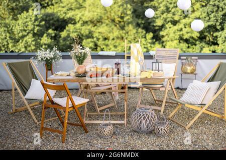 Wunderschön dekorierte Dachterrasse mit Esstisch Stockfoto