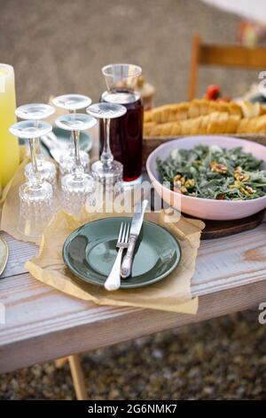 Wunderschön servierte Holztische mit Speisen und Gerichten im natürlichen Boho-Stil im Freien Stockfoto