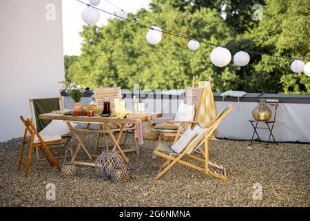 Wunderschön dekorierte Dachterrasse mit Esstisch Stockfoto