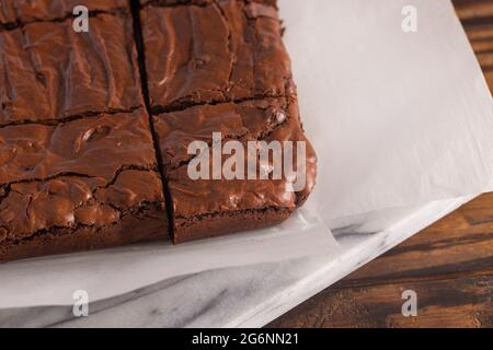 Hausgemachte Double Chocolate Brownies auf einem Marmorbrett Stockfoto
