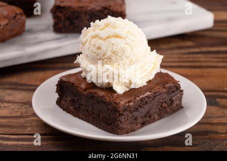 Hausgemachte Doppel-Schokolade Brownies Sundae mit Vanille-Eis auf der Oberseite Stockfoto