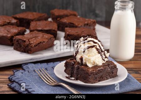 Hausgemachte Doppel-Schokolade Brownies Sundae mit Vanille-Eis auf der Oberseite Stockfoto