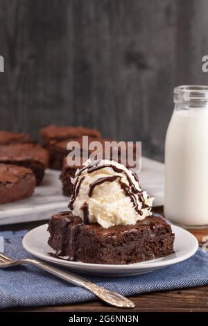 Hausgemachte Doppel-Schokolade Brownies Sundae mit Vanille-Eis auf der Oberseite Stockfoto