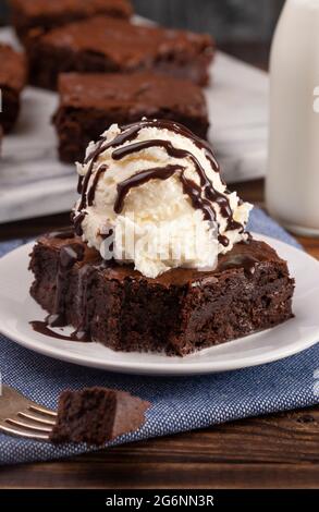 Hausgemachte Doppel-Schokolade Brownies Sundae mit Vanille-Eis auf der Oberseite Stockfoto
