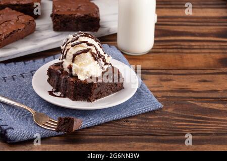 Hausgemachte Doppel-Schokolade Brownies Sundae mit Vanille-Eis auf der Oberseite Stockfoto