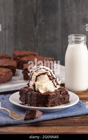 Hausgemachte Doppel-Schokolade Brownies Sundae mit Vanille-Eis auf der Oberseite Stockfoto
