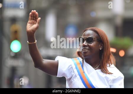 New York, NY, USA. Juli 2021. Sandra Lindsay nimmt an der Hometown Heroes Ticker Tape Parade Teil, bei der Frontline Workers der Covid-19 Pandemie geehrt werden, Broadway 'Canyon of Heroes' in Downtown Manhattan, New York, NY, 7. Juli 2021. Kredit: Kristin Callahan/Everett Collection/Alamy Live Nachrichten Stockfoto