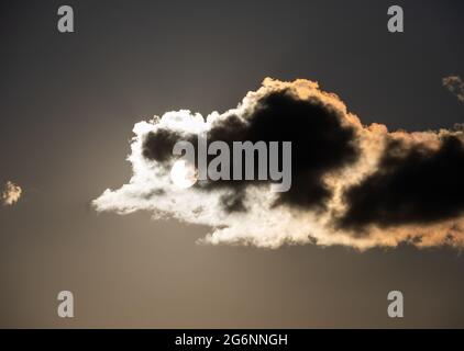 Berlin, Deutschland. Juli 2021. Die Sonne scheint hinter einer Wolke hindurch. Quelle: Christophe Gateau/dpa/Alamy Live News Stockfoto