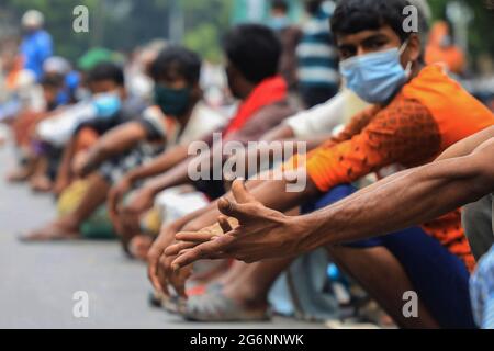 Dhaka, Bangladesch. Juli 2021. Arme Menschen warten auf Nahrung von Studenten der Dhaka University während der landesweiten Sperre auf Nahrung. Kredit: SOPA Images Limited/Alamy Live Nachrichten Stockfoto