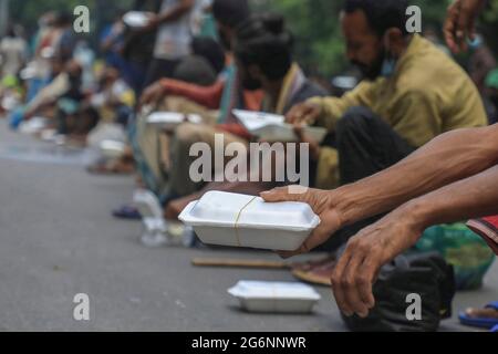 Dhaka, Bangladesch. Juli 2021. Die armen Menschen haben während der landesweiten Sperre von Studenten der Dhaka University die Lebensmittelverteilung beobachtet. Kredit: SOPA Images Limited/Alamy Live Nachrichten Stockfoto