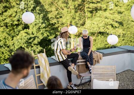 Zwei Freunde hängen beim Picknick im Freien Stockfoto