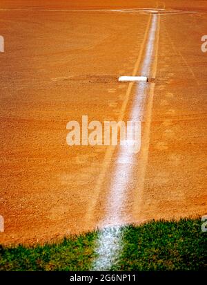 Baseball base und Geweißt base line in Diamant Stockfoto