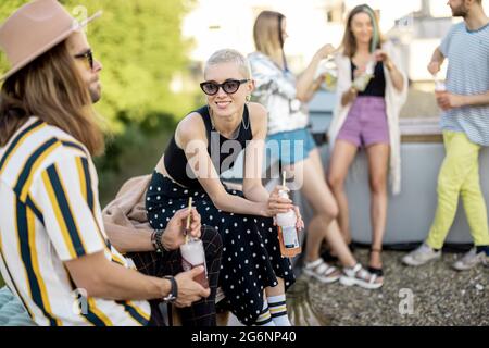 Zwei Freunde hängen beim Picknick im Freien Stockfoto