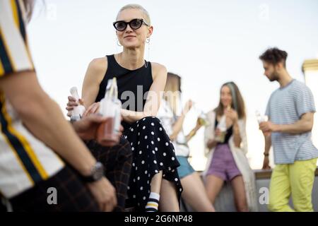 Zwei Freunde hängen beim Picknick im Freien Stockfoto