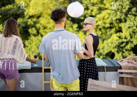 Freunde bei der Party auf der Dachterrasse Stockfoto